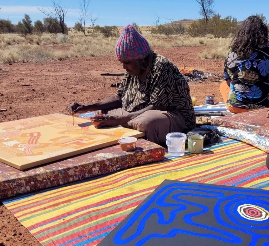 Artist at Work - Ninuku Arts Artist at Work - Ninuku Arts